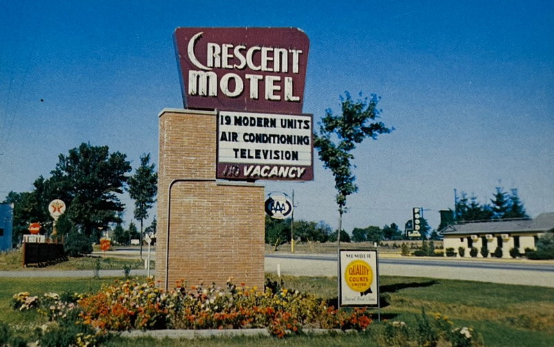 Colonial Inn (Crescent Motel) - Vintage Postcad